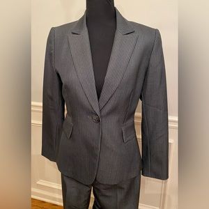 Gorgeous and sophisticated Tahari pantsuit size 4 petite